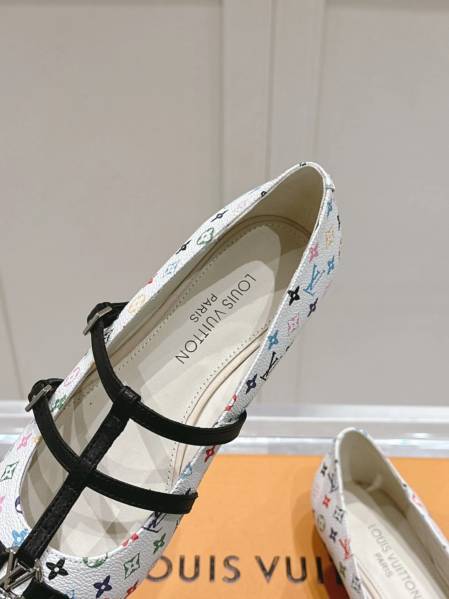 👟👟Ex-factory price 680👟👟 L V➕ Murakami Takashi co-branded series top quality louis vuitton ss25 new arrival～ LV.2025 spring and summer series｜new pointed toe high heels🆕 The small pointed toe of the eagle is matched with a hollow leather strip and a small square buckle to adjust the tightness, and the LV hardware "logo" is embellished, and the details and texture are particularly high-end! The sharp styling effect is a visual feast💯It is difficult to conceal the elegant temperament of LV. It is easy to wear, comfortable, sexy and exquisite ~ Grade A sheepskin lining is soft and breathable. The genuine leather outsole imported from Italy is easy to wear and will not tire your feet. Size: 35-40 (41 customized items are non-refundable)
